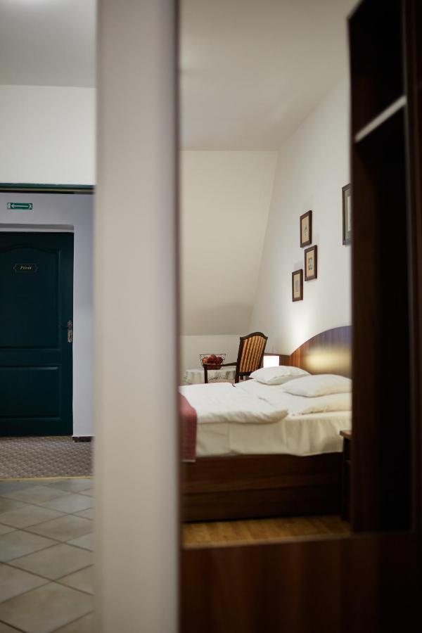 ショプロン Tercia Hubertus Panzio Bed & Breakfast エクステリア 写真