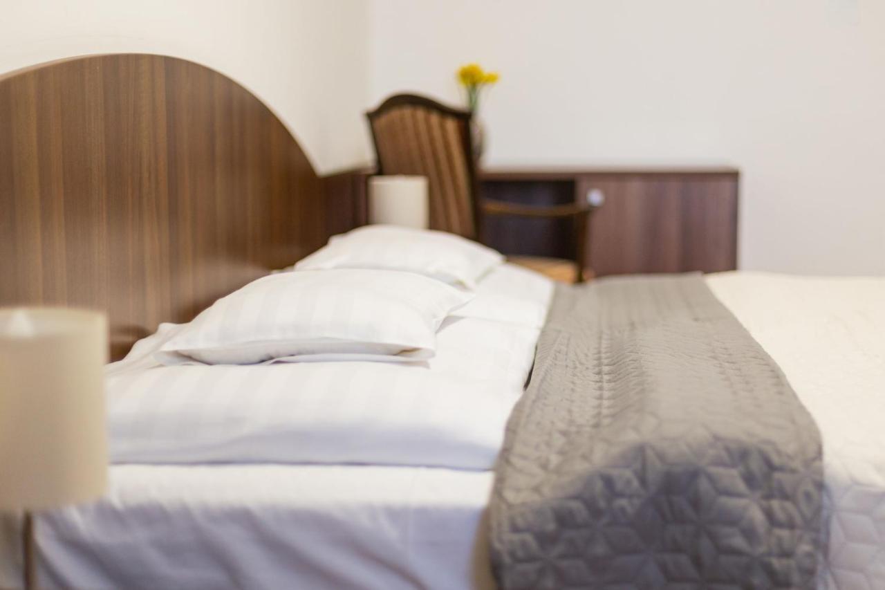 ショプロン Tercia Hubertus Panzio Bed & Breakfast エクステリア 写真