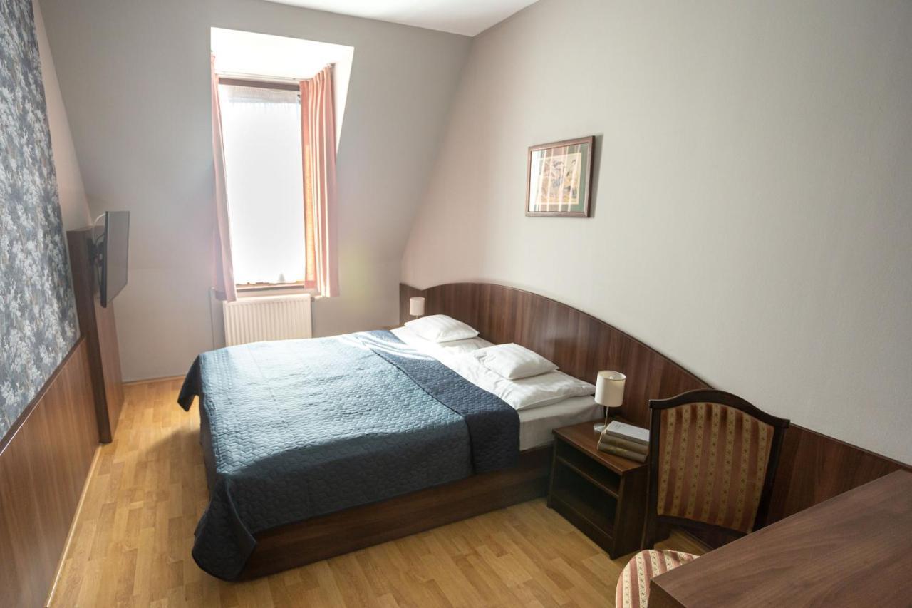 ショプロン Tercia Hubertus Panzio Bed & Breakfast エクステリア 写真