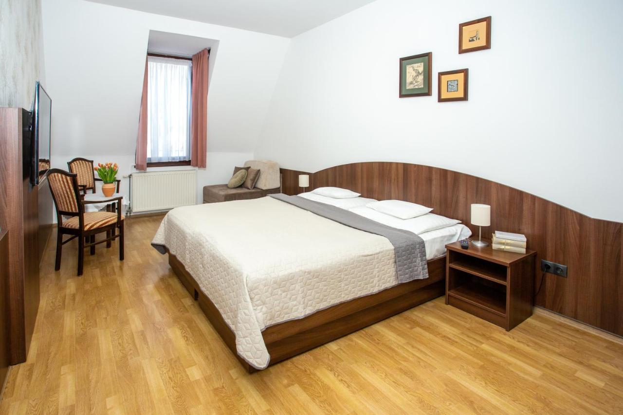 ショプロン Tercia Hubertus Panzio Bed & Breakfast エクステリア 写真